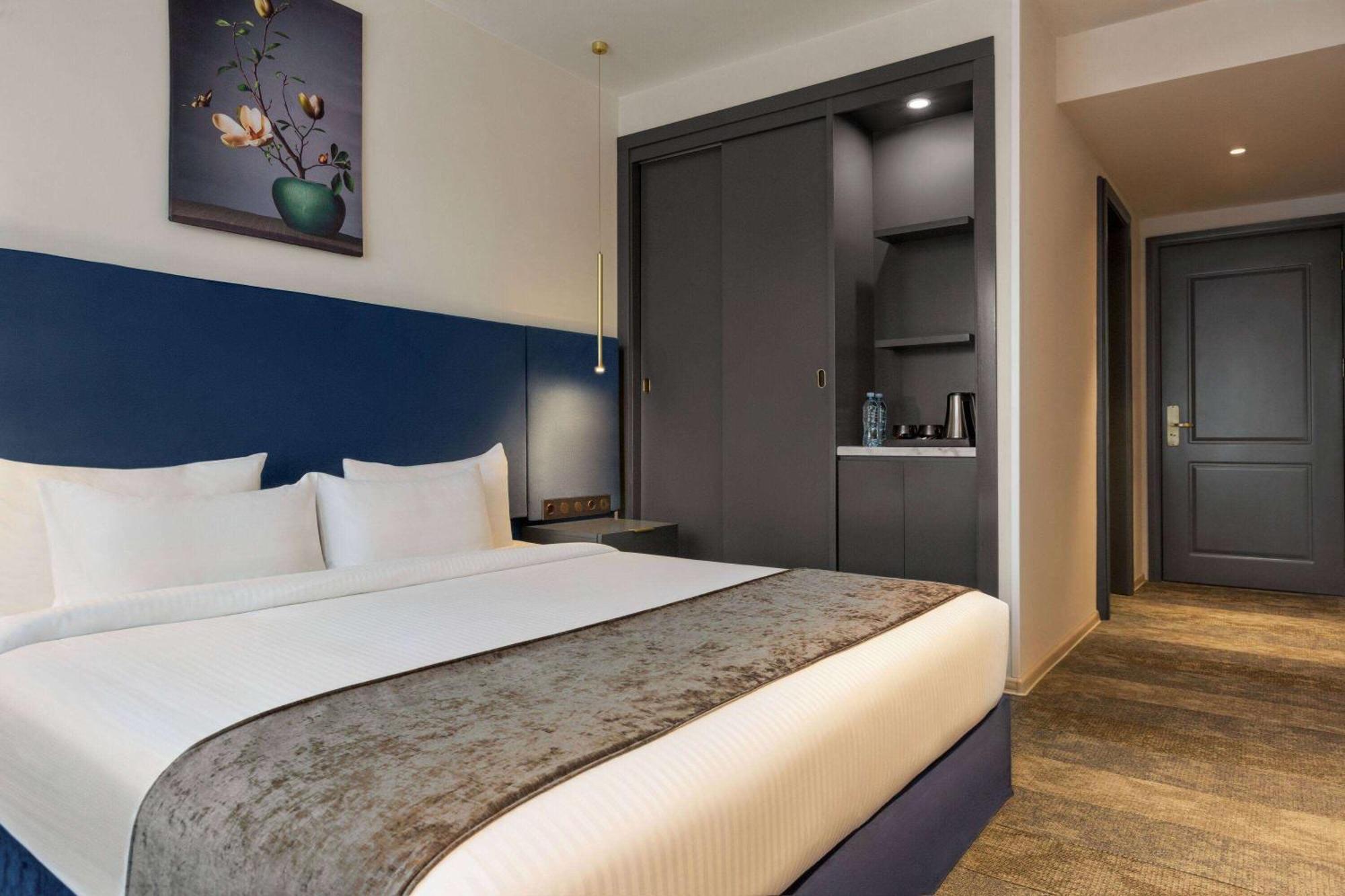 Ramada By Wyndham Tbilisi Old City Экстерьер фото