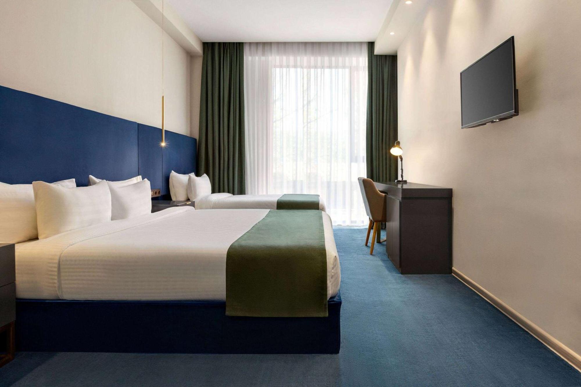 Ramada By Wyndham Tbilisi Old City Экстерьер фото