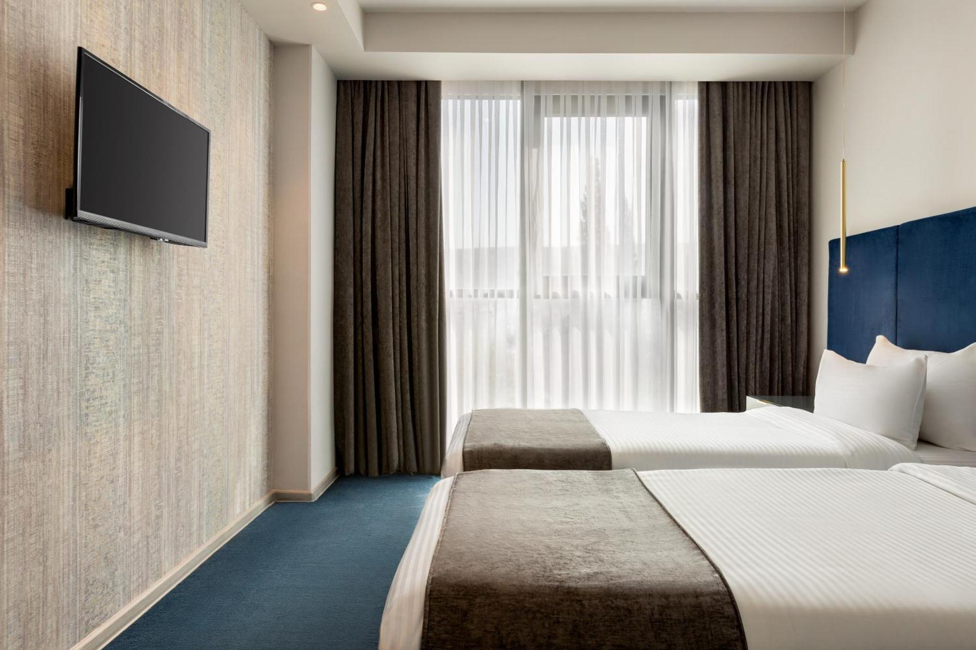 Ramada By Wyndham Tbilisi Old City Экстерьер фото