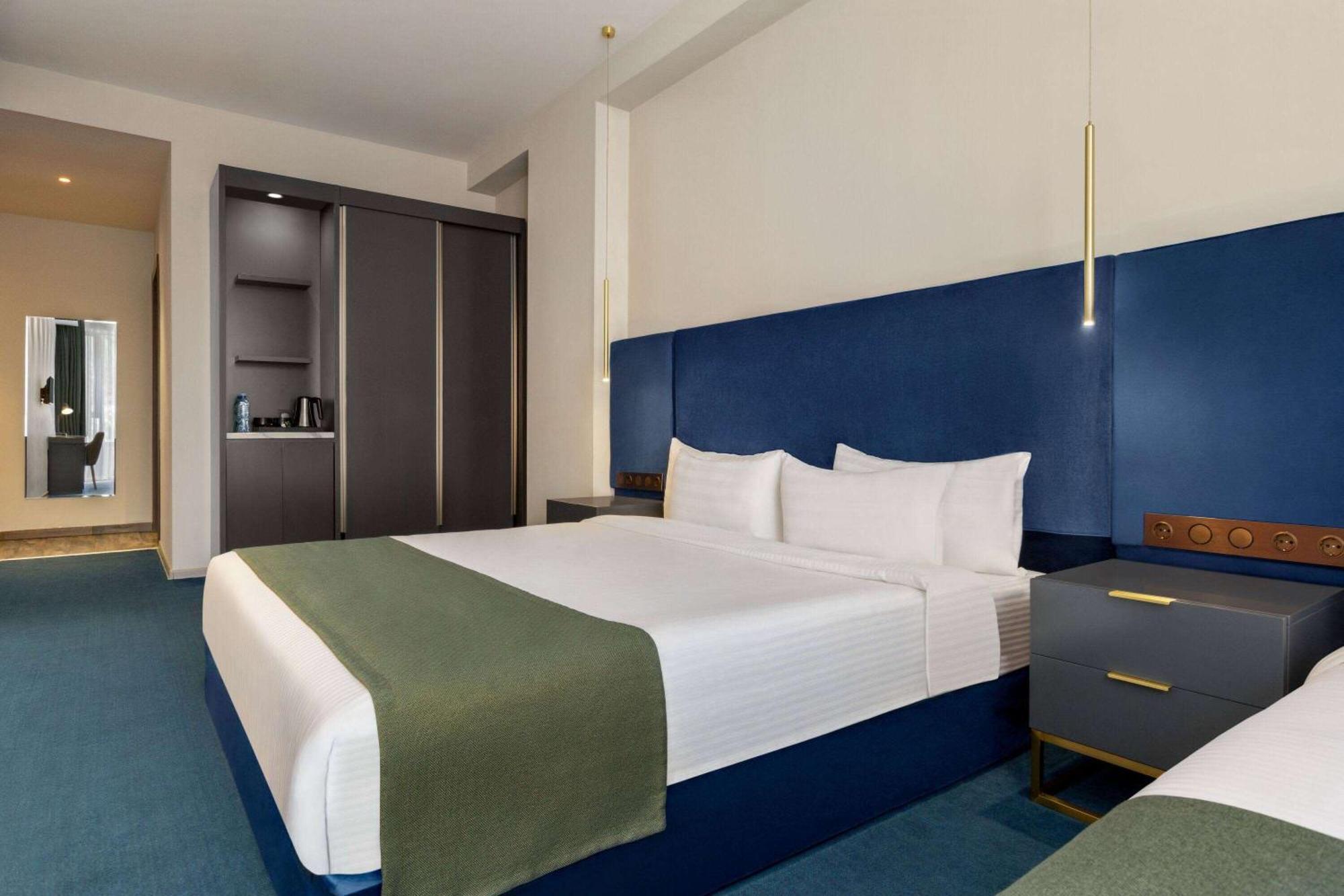Ramada By Wyndham Tbilisi Old City Экстерьер фото