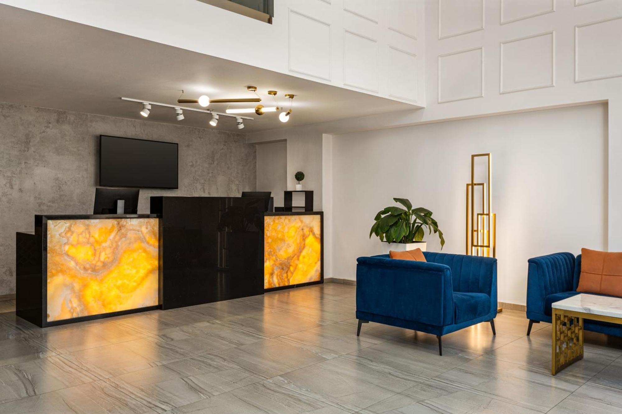 Ramada By Wyndham Tbilisi Old City Экстерьер фото