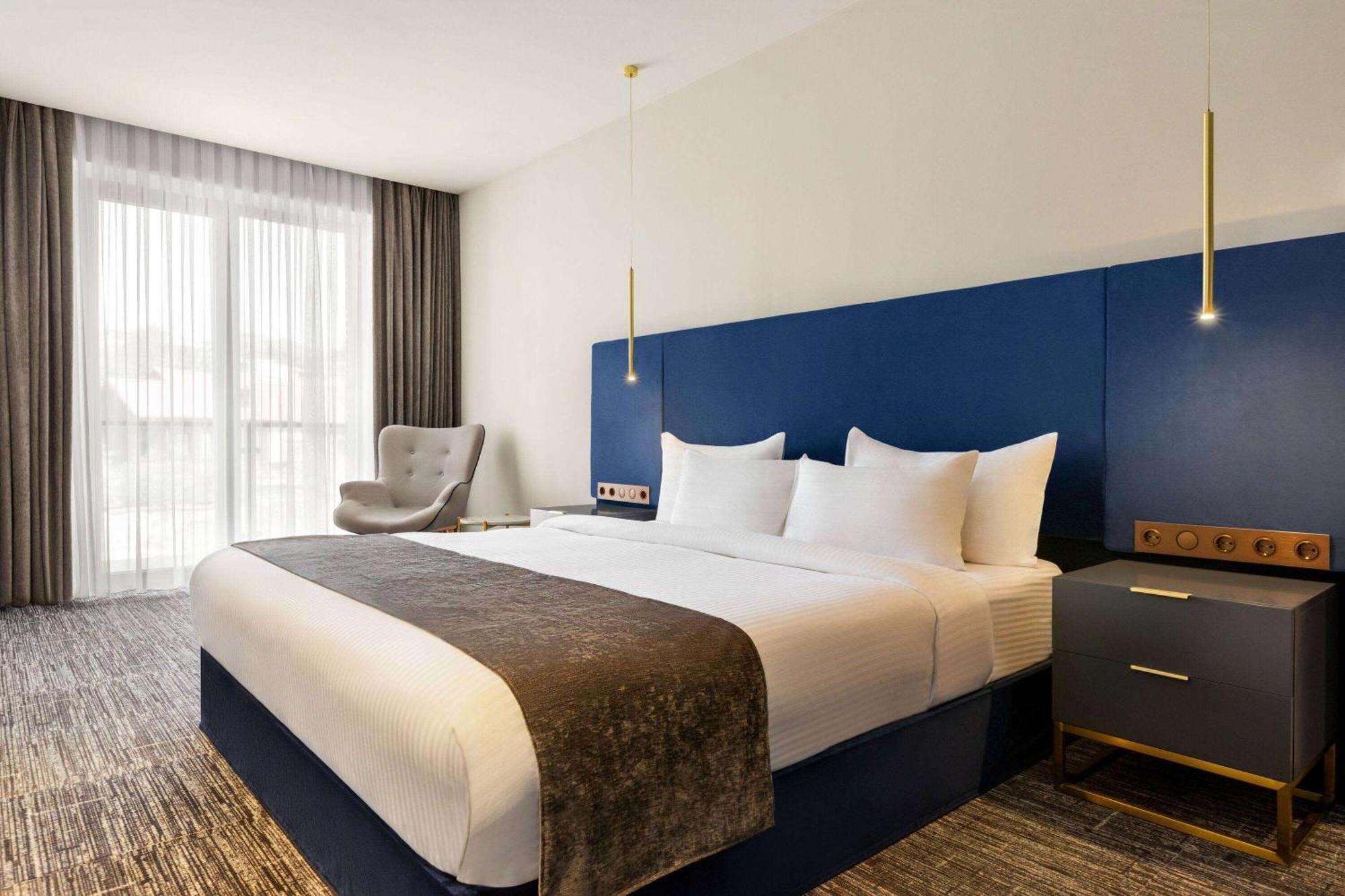 Ramada By Wyndham Tbilisi Old City Экстерьер фото