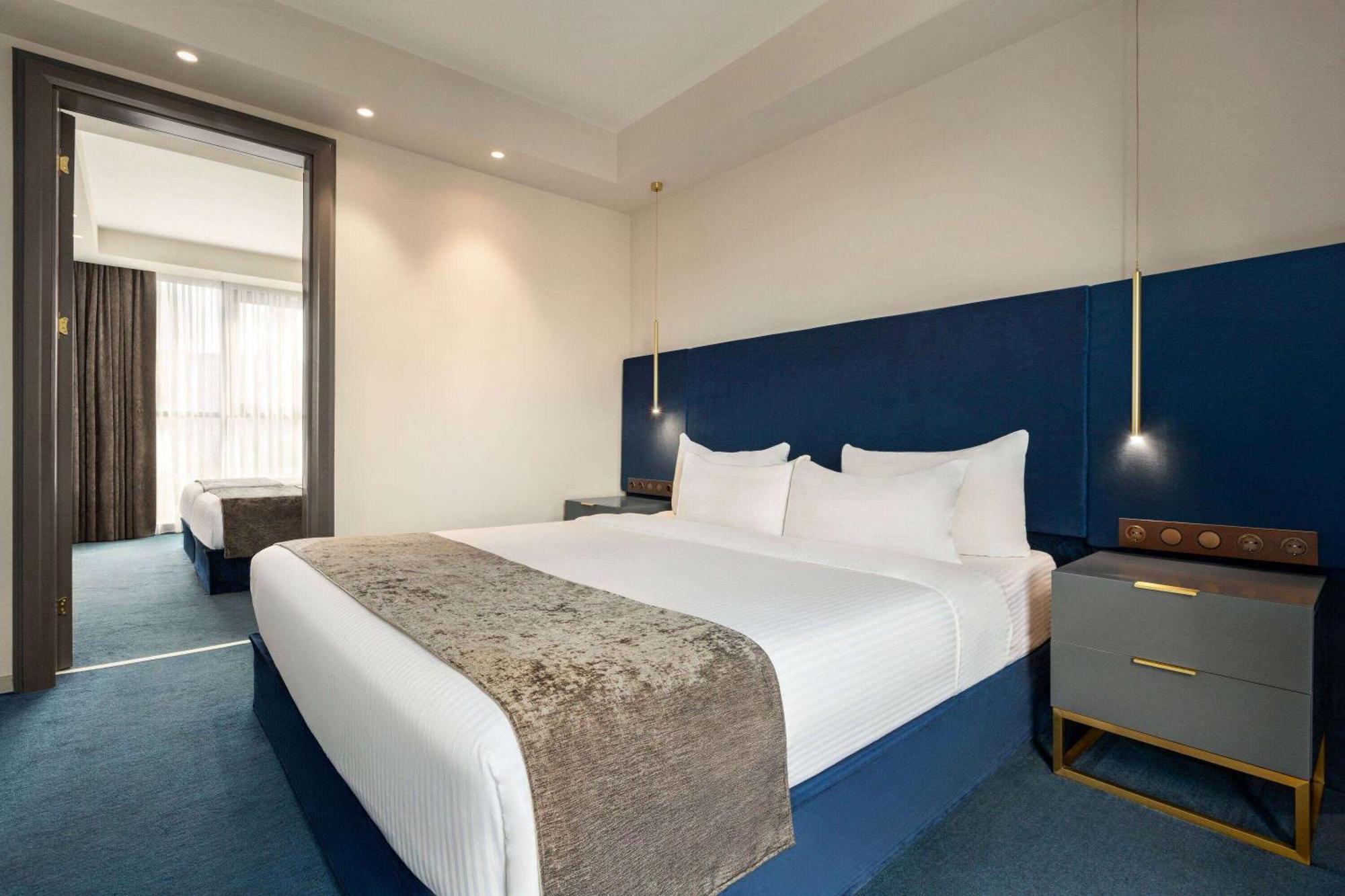 Ramada By Wyndham Tbilisi Old City Экстерьер фото