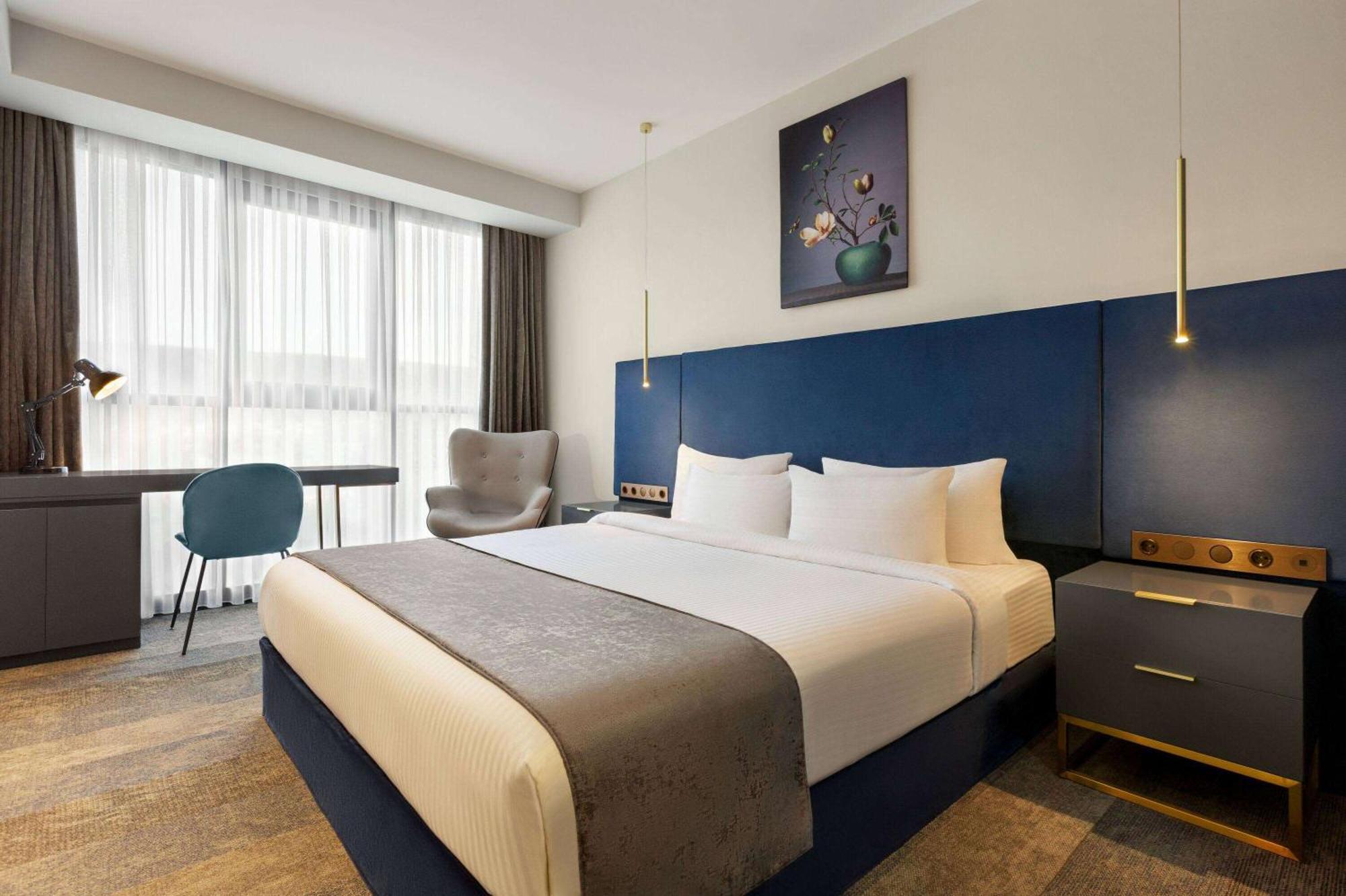 Ramada By Wyndham Tbilisi Old City Экстерьер фото