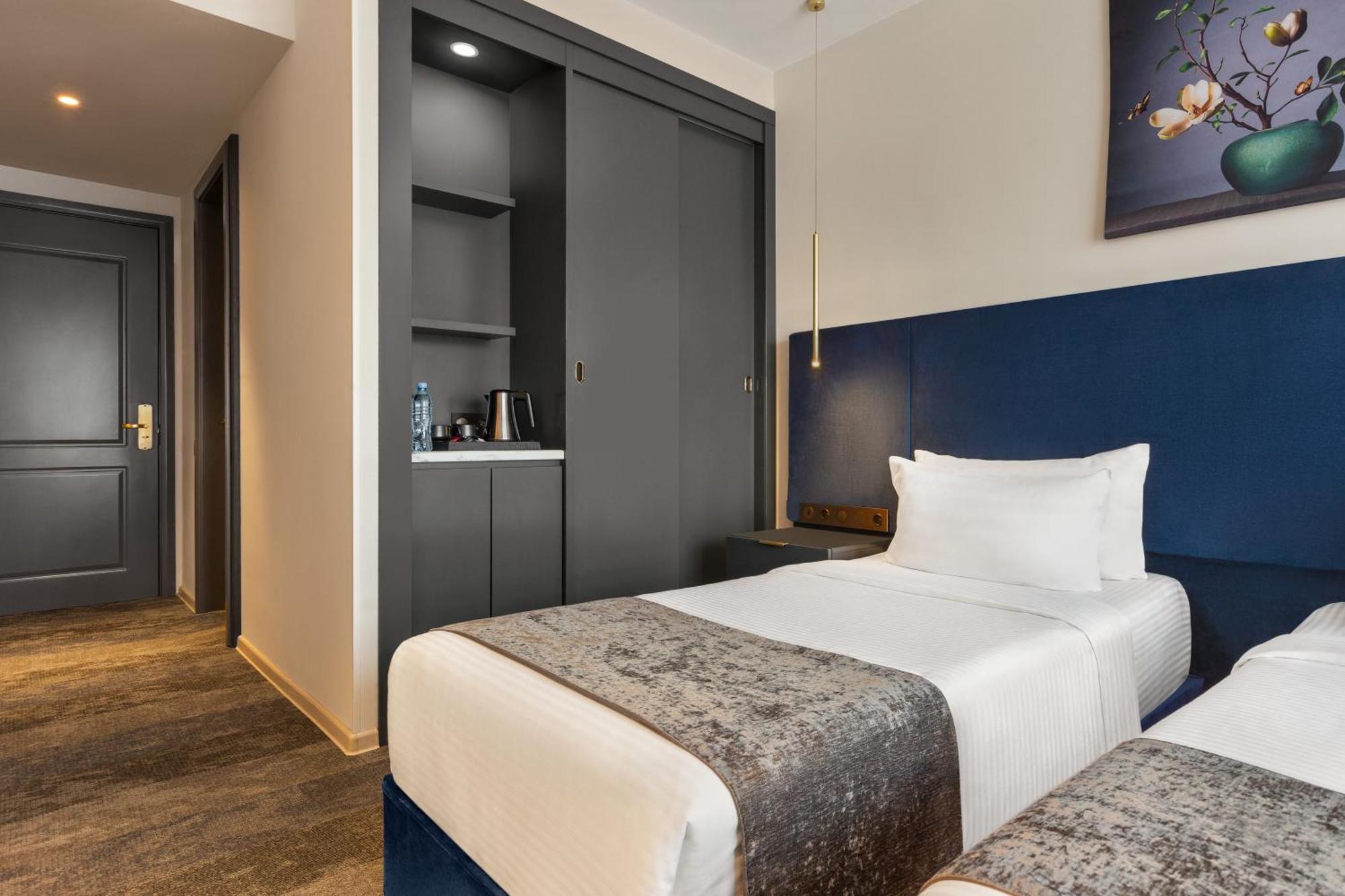 Ramada By Wyndham Tbilisi Old City Экстерьер фото