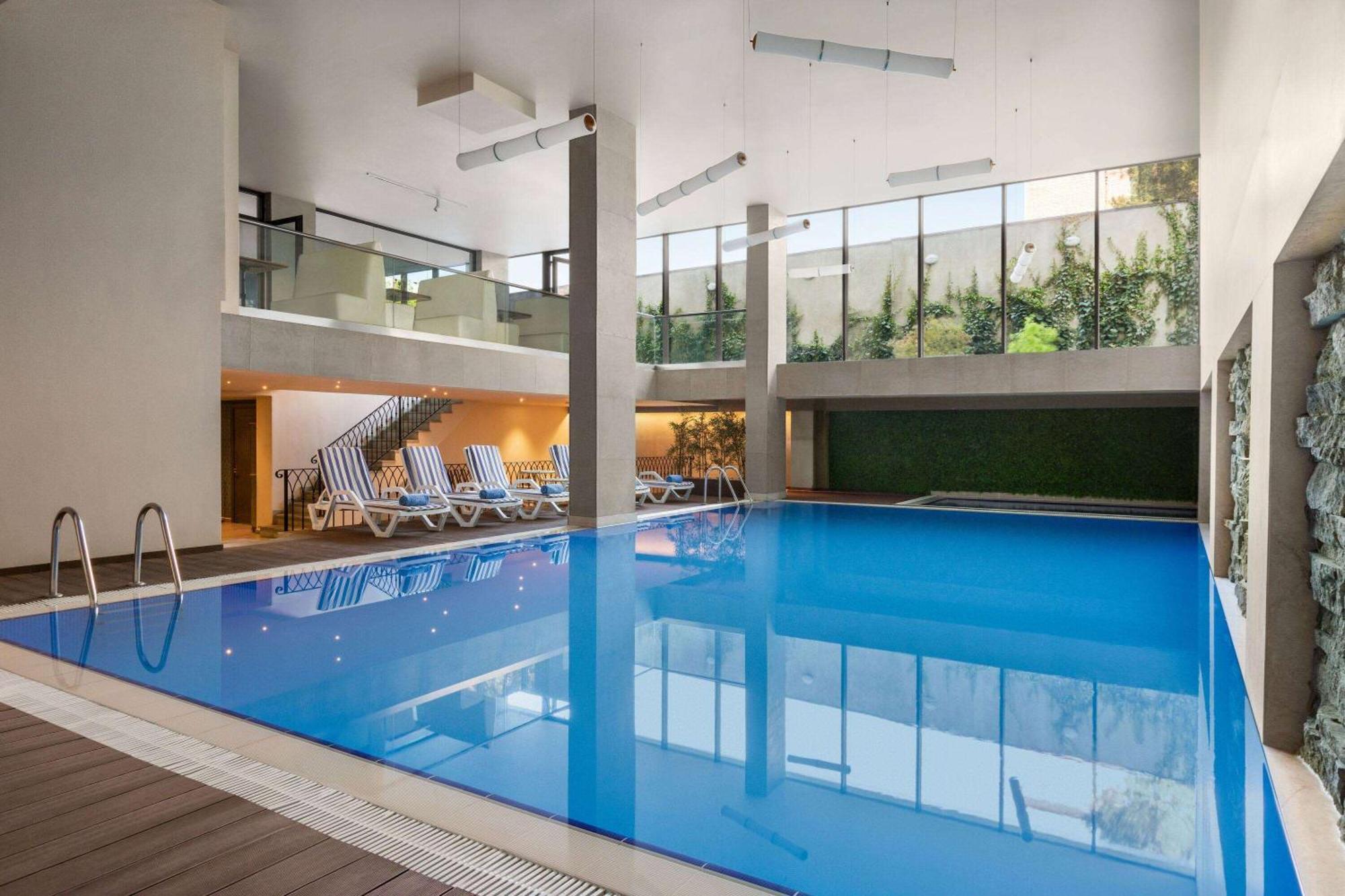 Ramada By Wyndham Tbilisi Old City Экстерьер фото
