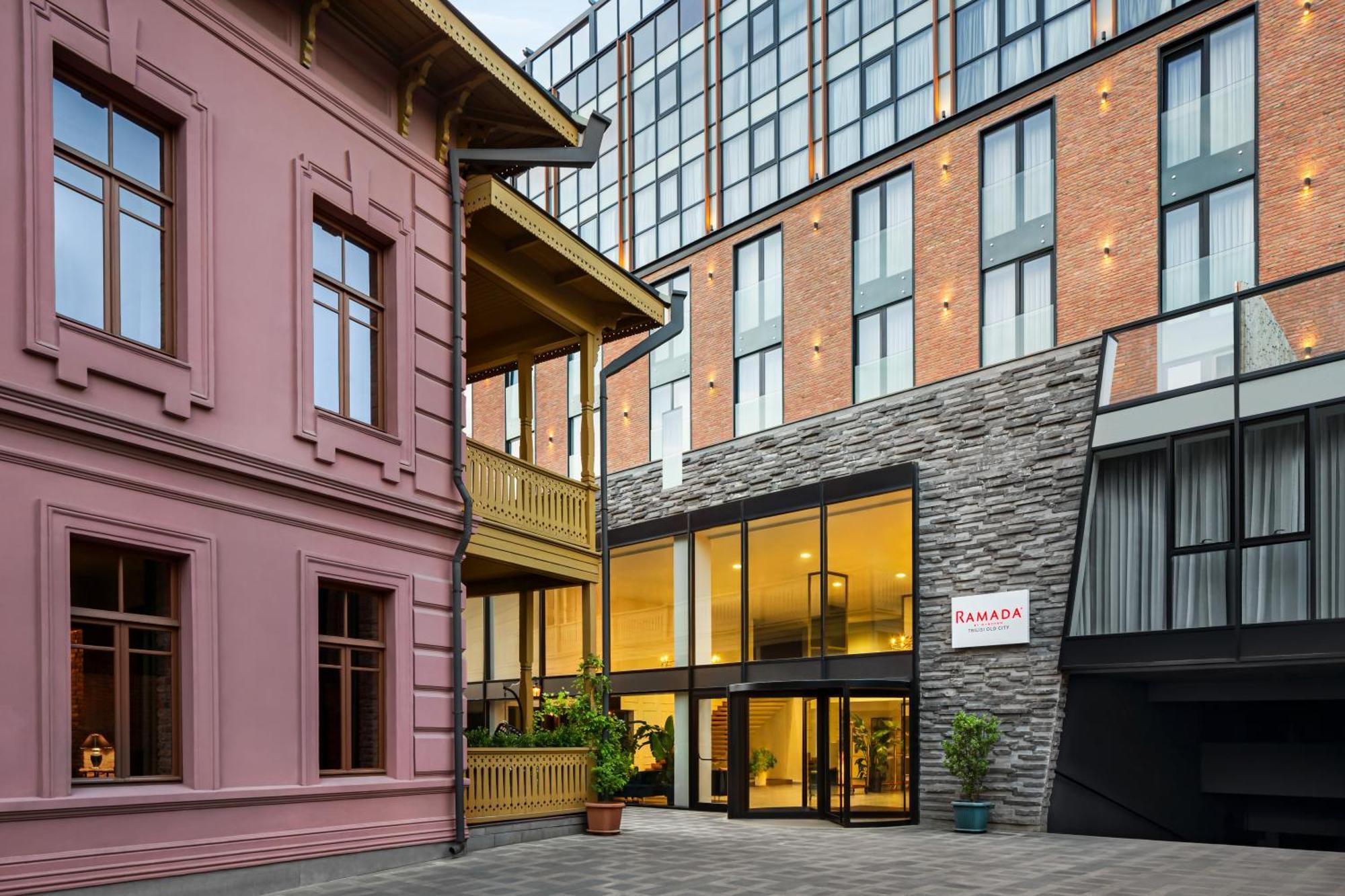 Ramada By Wyndham Tbilisi Old City Экстерьер фото