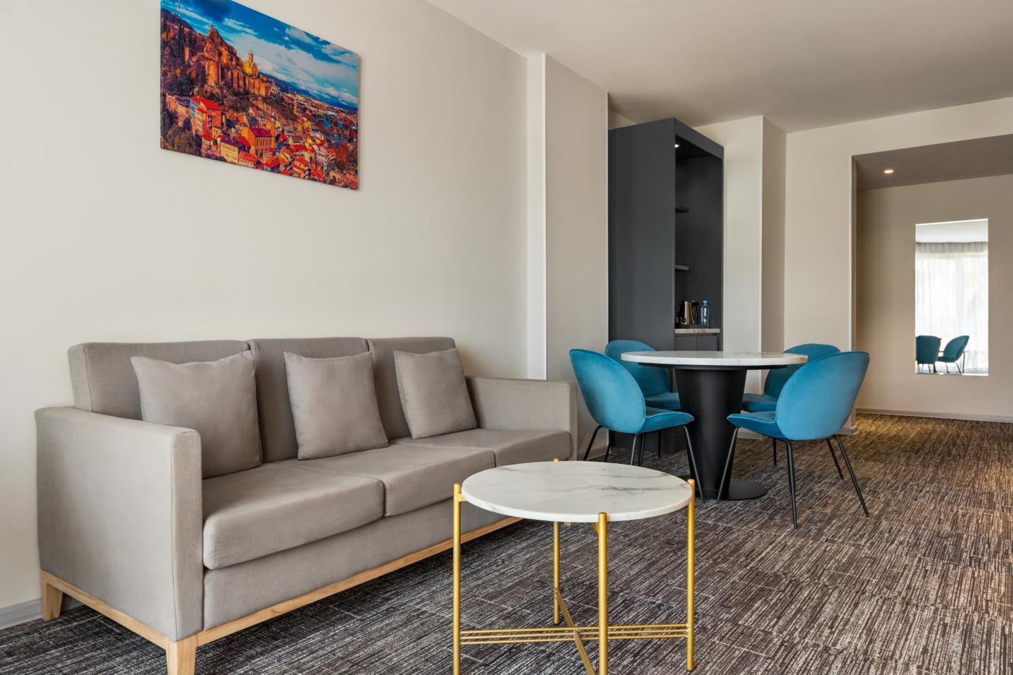 Ramada By Wyndham Tbilisi Old City Экстерьер фото