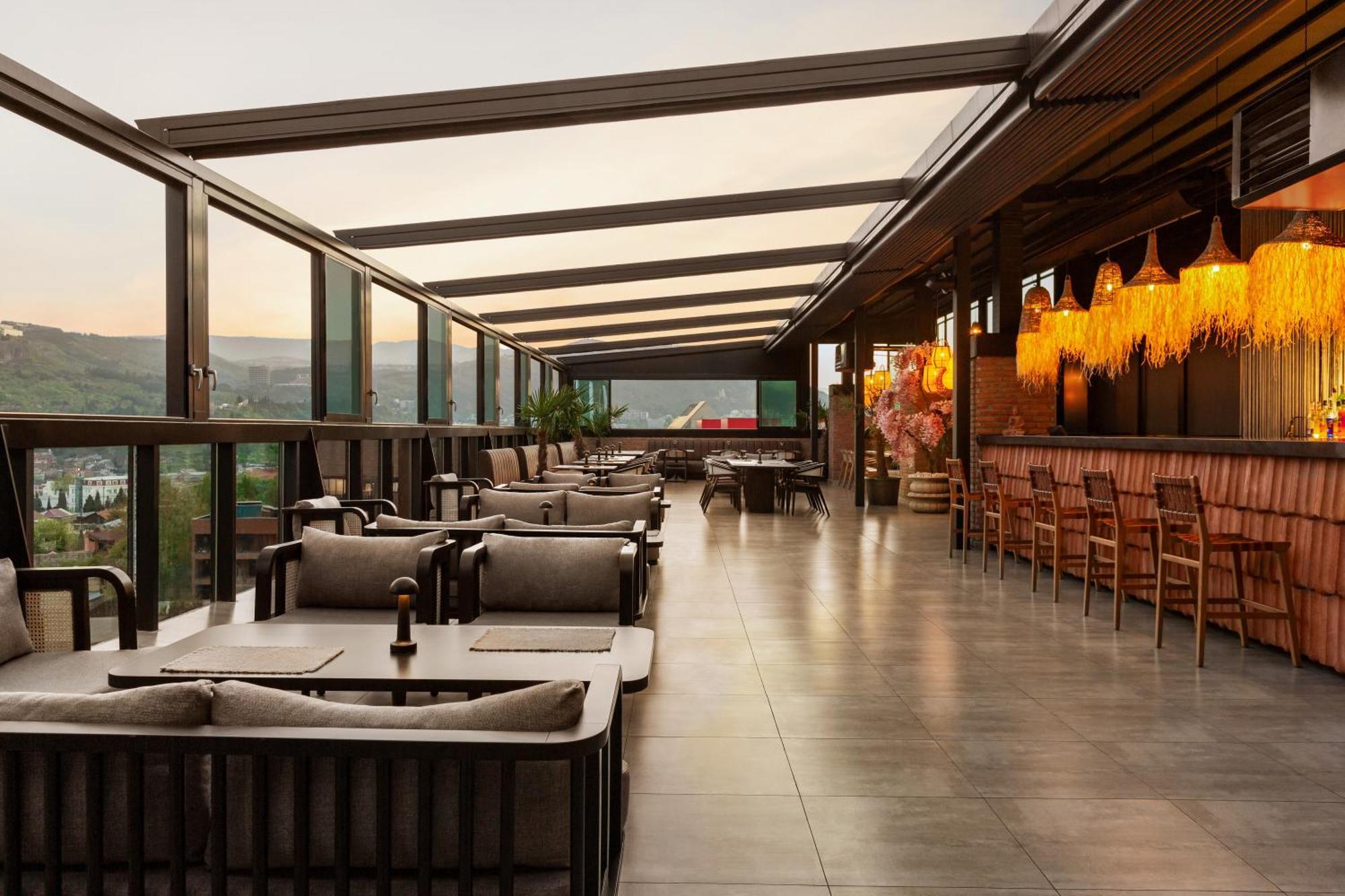 Ramada By Wyndham Tbilisi Old City Экстерьер фото
