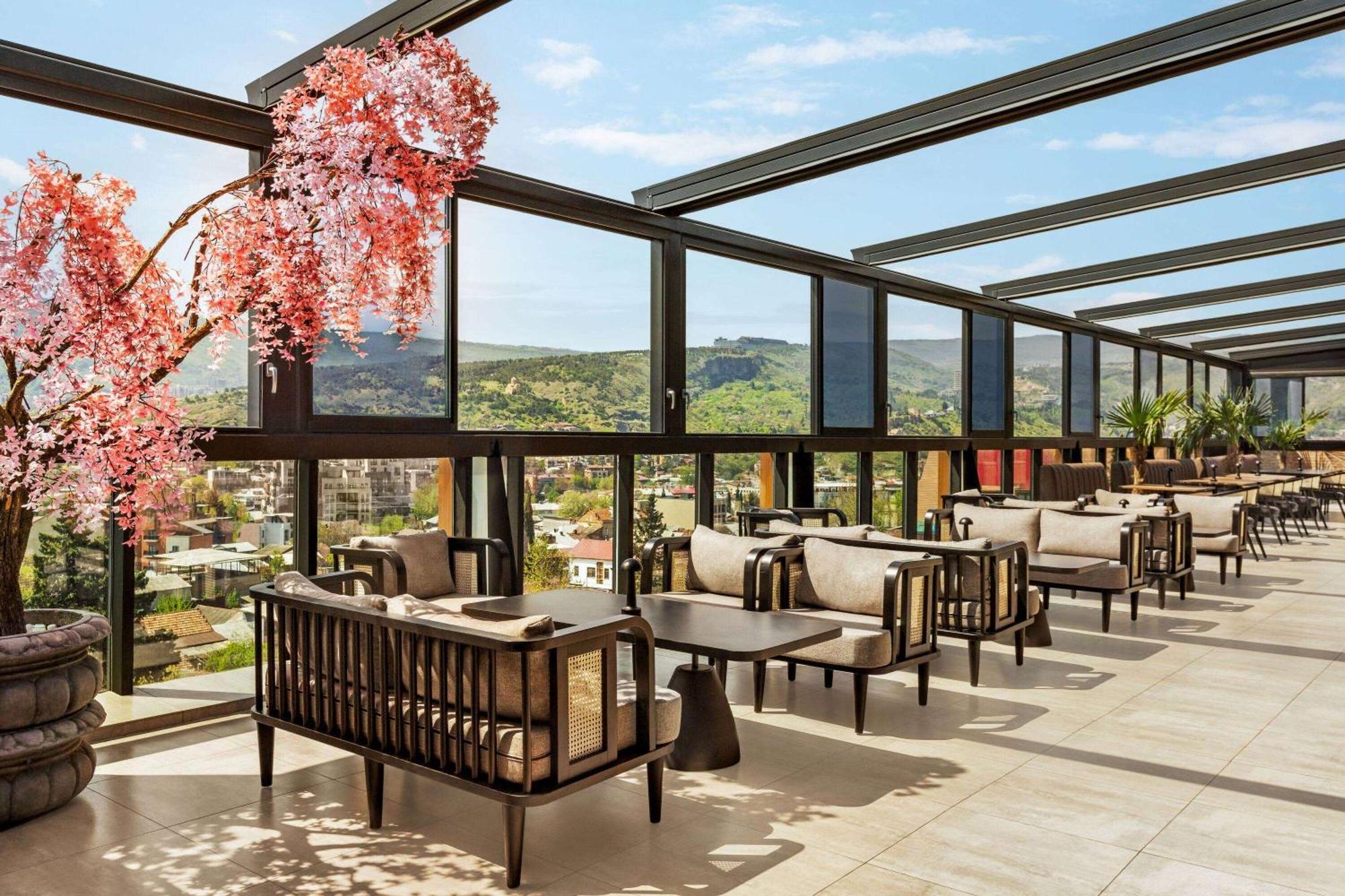 Ramada By Wyndham Tbilisi Old City Экстерьер фото