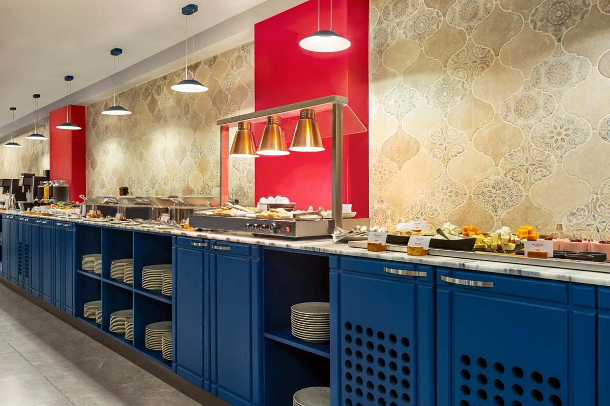 Ramada By Wyndham Tbilisi Old City Экстерьер фото